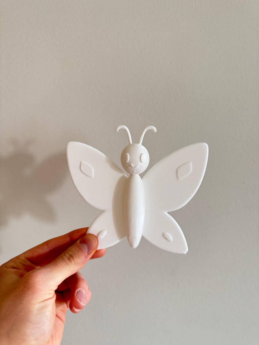 Eine bemalte DoodlHero-Schmetterlingsfigur aus Bio-PLA